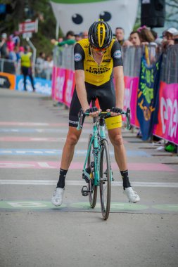 Bardonecchia, İtalya 25 Mayıs 2018: profesyonel bisikletçi, loto takım, İtalya 2018 tur en zor dağ aşamadan sonra yorgunluk yok fisinish hattı geçer.