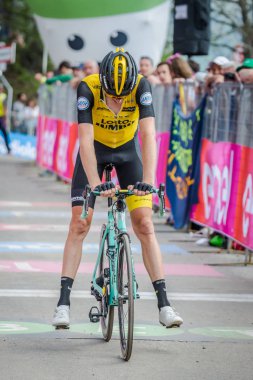 Bardonecchia, İtalya 25 Mayıs 2018: profesyonel bisikletçi, loto takım, İtalya 2018 tur en zor dağ aşamadan sonra yorgunluk yok fisinish hattı geçer.