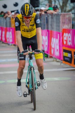 Bardonecchia, İtalya 25 Mayıs 2018: profesyonel bisikletçi, loto takım, İtalya 2018 tur en zor dağ aşamadan sonra yorgunluk yok fisinish hattı geçer.