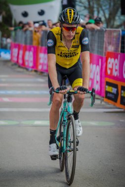 Bardonecchia, İtalya 25 Mayıs 2018: profesyonel bisikletçi, loto takım, İtalya 2018 tur en zor dağ aşamadan sonra yorgunluk yok fisinish hattı geçer.