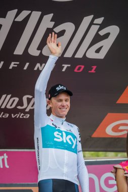 Bardonecchia, İtalya 25 Mayıs 2018: Chris Froome, Sky Team, kaçış 80 km sonra İtalya Bisiklet turu 2018 en zor aşaması zaferi podyumda kutluyor.