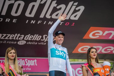 Bardonecchia, İtalya 25 Mayıs 2018: Chris Froome, Sky Team, kaçış 80 km sonra İtalya Bisiklet turu 2018 en zor aşaması zaferi podyumda kutluyor.