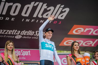 Bardonecchia, İtalya 25 Mayıs 2018: Chris Froome, Sky Team, kaçış 80 km sonra İtalya Bisiklet turu 2018 en zor aşaması zaferi podyumda kutluyor.