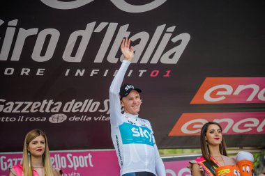 Bardonecchia, İtalya 25 Mayıs 2018: Chris Froome, Sky Team, kaçış 80 km sonra İtalya Bisiklet turu 2018 en zor aşaması zaferi podyumda kutluyor.