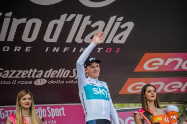 Bardonecchia, İtalya 25 Mayıs 2018: Chris Froome, Sky Team, kaçış 80 km sonra İtalya Bisiklet turu 2018 en zor aşaması zaferi podyumda kutluyor.