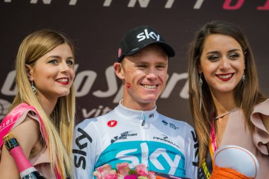 Bardonecchia, İtalya 25 Mayıs 2018: Chris Froome, Sky Team, kaçış 80 km sonra İtalya Bisiklet turu 2018 en zor aşaması zaferi podyumda kutluyor.