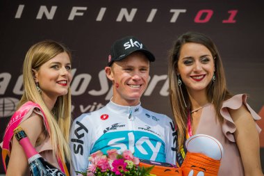 Bardonecchia, İtalya 25 Mayıs 2018: Chris Froome, Sky Team, kaçış 80 km sonra İtalya Bisiklet turu 2018 en zor aşaması zaferi podyumda kutluyor.