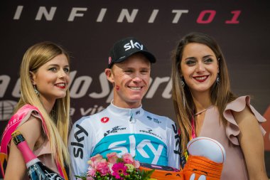 Bardonecchia, İtalya 25 Mayıs 2018: Chris Froome, Sky Team, kaçış 80 km sonra İtalya Bisiklet turu 2018 en zor aşaması zaferi podyumda kutluyor.