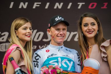 Bardonecchia, İtalya 25 Mayıs 2018: Chris Froome, Sky Team, kaçış 80 km sonra İtalya Bisiklet turu 2018 en zor aşaması zaferi podyumda kutluyor.