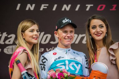 Bardonecchia, İtalya 25 Mayıs 2018: Chris Froome, Sky Team, kaçış 80 km sonra İtalya Bisiklet turu 2018 en zor aşaması zaferi podyumda kutluyor.