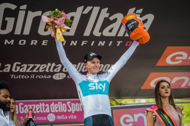 Bardonecchia, İtalya 25 Mayıs 2018: Chris Froome, Sky Team, kaçış 80 km sonra İtalya Bisiklet turu 2018 en zor aşaması zaferi podyumda kutluyor.
