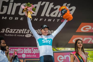 Bardonecchia, İtalya 25 Mayıs 2018: Chris Froome, Sky Team, kaçış 80 km sonra İtalya Bisiklet turu 2018 en zor aşaması zaferi podyumda kutluyor.