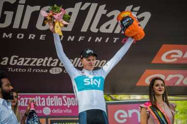 Bardonecchia, İtalya 25 Mayıs 2018: Chris Froome, Sky Team, kaçış 80 km sonra İtalya Bisiklet turu 2018 en zor aşaması zaferi podyumda kutluyor.