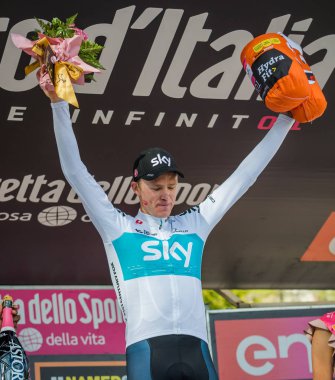 Bardonecchia, İtalya 25 Mayıs 2018: Chris Froome, Sky Team, kaçış 80 km sonra İtalya Bisiklet turu 2018 en zor aşaması zaferi podyumda kutluyor.