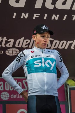 Bardonecchia, İtalya 25 Mayıs 2018: Chris Froome, Sky Team, kaçış 80 km sonra İtalya Bisiklet turu 2018 en zor aşaması zaferi podyumda kutluyor.