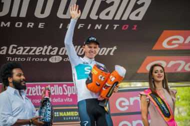 Bardonecchia, İtalya 25 Mayıs 2018: Chris Froome, Sky Team, kaçış 80 km sonra İtalya Bisiklet turu 2018 en zor aşaması zaferi podyumda kutluyor.