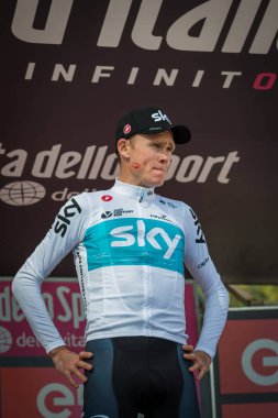 Bardonecchia, İtalya 25 Mayıs 2018: Chris Froome, Sky Team, kaçış 80 km sonra İtalya Bisiklet turu 2018 en zor aşaması zaferi podyumda kutluyor.
