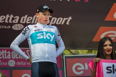Bardonecchia, İtalya 25 Mayıs 2018: Chris Froome, Sky Team, kaçış 80 km sonra İtalya Bisiklet turu 2018 en zor aşaması zaferi podyumda kutluyor.