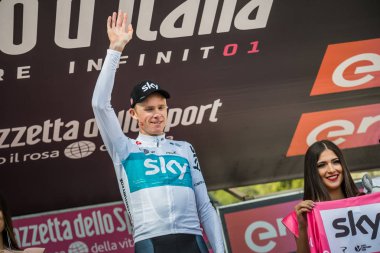 Bardonecchia, İtalya 25 Mayıs 2018: Chris Froome, Sky Team, kaçış 80 km sonra İtalya Bisiklet turu 2018 en zor aşaması zaferi podyumda kutluyor.