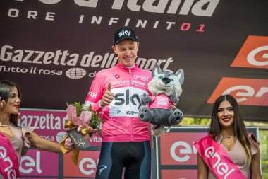Bardonecchia, İtalya 25 Mayıs 2018: Chris Froome, pembe Jersey gökyüzü takım İtalya Bisiklet turu 2018 yokuş yukarı bir yüzey ile en zor aşaması zaferle Bardonecchia podyumda kutluyor.