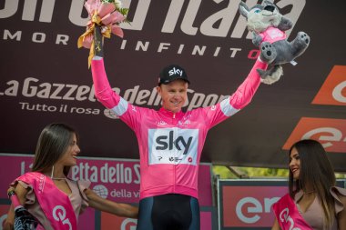 Bardonecchia, İtalya 25 Mayıs 2018: Chris Froome, pembe Jersey gökyüzü takım İtalya Bisiklet turu 2018 yokuş yukarı bir yüzey ile en zor aşaması zaferle Bardonecchia podyumda kutluyor.