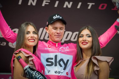 Bardonecchia, İtalya 25 Mayıs 2018: Chris Froome, pembe Jersey gökyüzü takım İtalya Bisiklet turu 2018 yokuş yukarı bir yüzey ile en zor aşaması zaferle Bardonecchia podyumda kutluyor.