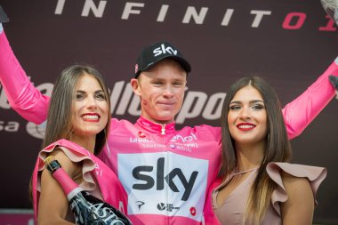 Bardonecchia, İtalya 25 Mayıs 2018: Chris Froome, pembe Jersey gökyüzü takım İtalya Bisiklet turu 2018 yokuş yukarı bir yüzey ile en zor aşaması zaferle Bardonecchia podyumda kutluyor.
