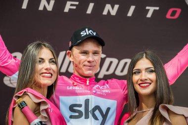 Bardonecchia, İtalya 25 Mayıs 2018: Chris Froome, pembe Jersey gökyüzü takım İtalya Bisiklet turu 2018 yokuş yukarı bir yüzey ile en zor aşaması zaferle Bardonecchia podyumda kutluyor.