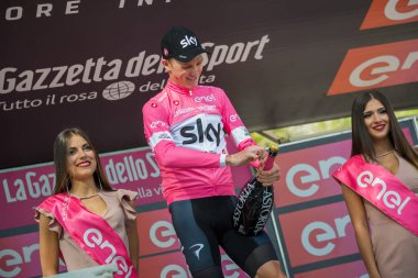 Bardonecchia, İtalya 25 Mayıs 2018: Chris Froome, pembe Jersey gökyüzü takım İtalya Bisiklet turu 2018 yokuş yukarı bir yüzey ile en zor aşaması zaferle Bardonecchia podyumda kutluyor.