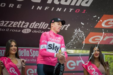 Bardonecchia, İtalya 25 Mayıs 2018: Chris Froome, pembe Jersey gökyüzü takım İtalya Bisiklet turu 2018 yokuş yukarı bir yüzey ile en zor aşaması zaferle Bardonecchia podyumda kutluyor.