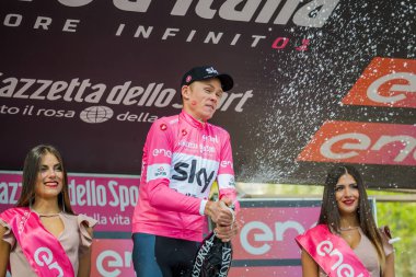 Bardonecchia, İtalya 25 Mayıs 2018: Chris Froome, pembe Jersey gökyüzü takım İtalya Bisiklet turu 2018 yokuş yukarı bir yüzey ile en zor aşaması zaferle Bardonecchia podyumda kutluyor.