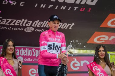 Bardonecchia, İtalya 25 Mayıs 2018: Chris Froome, pembe Jersey gökyüzü takım İtalya Bisiklet turu 2018 yokuş yukarı bir yüzey ile en zor aşaması zaferle Bardonecchia podyumda kutluyor.