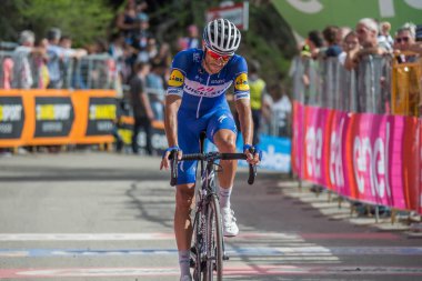 Bardonecchia, İtalya 25 Mayıs 2018: profesyonel bisikletçi, Quickstep kat takım, bitiş çizgisine İtalya 2018 tur en zor dağ aşamadan sonra yorgunluk yok geçer.