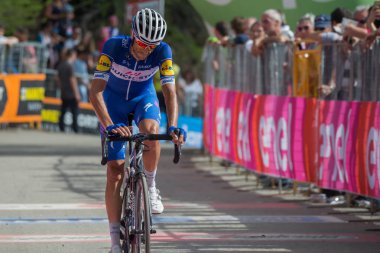 Bardonecchia, İtalya 25 Mayıs 2018: profesyonel bisikletçi, Quickstep kat takım, bitiş çizgisine İtalya 2018 tur en zor dağ aşamadan sonra yorgunluk yok geçer.