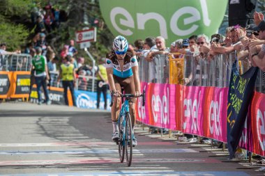 Bardonecchia, İtalya 25 Mayıs 2018: profesyonel bisikletçi geçer İtalya 2018 tur en zor dağ aşamadan sonra yorgunluk yok bitiş çizgisine.