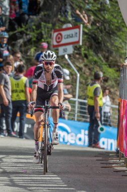 Bardonecchia, İtalya 25 Mayıs 2018: profesyonel bisikletçi geçer İtalya 2018 tur en zor dağ aşamadan sonra yorgunluk yok bitiş çizgisine.