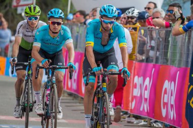 Bardonecchia, İtalya 25 Mayıs 2018: grup profesyonel bisikletçiler geçer İtalya 2018 tur en zor dağ aşamadan sonra yorgunluk yok fisinish çizgi.