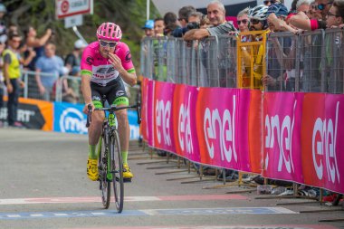 Bardonecchia, İtalya 25 Mayıs 2018: profesyonel bisikletçi, Ef eğitim ilk takım, İtalya 2018 tur en zor dağ aşamadan sonra yorgunluk yok fisinish hattı geçer.