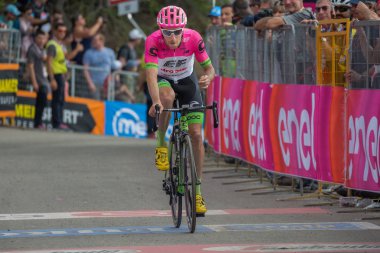 Bardonecchia, İtalya 25 Mayıs 2018: profesyonel bisikletçi, Ef eğitim ilk takım, İtalya 2018 tur en zor dağ aşamadan sonra yorgunluk yok fisinish hattı geçer.