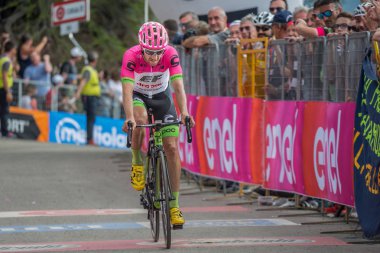 Bardonecchia, İtalya 25 Mayıs 2018: profesyonel bisikletçi, Ef eğitim ilk takım, İtalya 2018 tur en zor dağ aşamadan sonra yorgunluk yok fisinish hattı geçer.