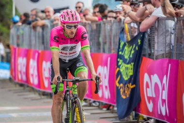 Bardonecchia, İtalya 25 Mayıs 2018: profesyonel bisikletçi, Ef eğitim ilk takım, İtalya 2018 tur en zor dağ aşamadan sonra yorgunluk yok fisinish hattı geçer.