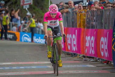 Bardonecchia, İtalya 25 Mayıs 2018: profesyonel bisikletçi, Ef eğitim ilk takım, İtalya 2018 tur en zor dağ aşamadan sonra yorgunluk yok fisinish hattı geçer.