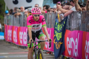 Bardonecchia, İtalya 25 Mayıs 2018: profesyonel bisikletçi, Ef eğitim ilk takım, İtalya 2018 tur en zor dağ aşamadan sonra yorgunluk yok fisinish hattı geçer.