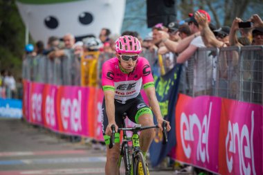 Bardonecchia, İtalya 25 Mayıs 2018: profesyonel bisikletçi, Ef eğitim ilk takım, İtalya 2018 tur en zor dağ aşamadan sonra yorgunluk yok fisinish hattı geçer.