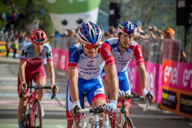 Bardonecchia, İtalya 25 Mayıs 2018: grup profesyonel bisikletçiler geçer İtalya 2018 tur en zor dağ aşamadan sonra yorgunluk yok fisinish çizgi.