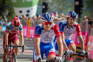 Bardonecchia, İtalya 25 Mayıs 2018: grup profesyonel bisikletçiler geçer İtalya 2018 tur en zor dağ aşamadan sonra yorgunluk yok fisinish çizgi.