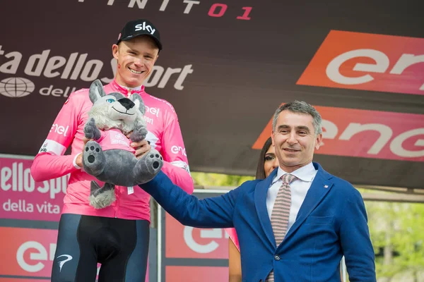 イタリア バルドネッキア 2018 クリス フルーム ピンクのジャージでの空チーム表彰台にバルドネッキアで上り坂の仕上げとジロデ イタリア 2018 の最も堅い段階の勝利を祝う — ストック写真