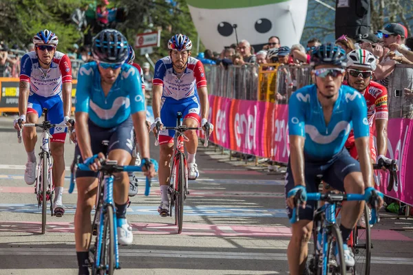 Bardonecchia, İtalya 25 Mayıs 2018: grup profesyonel bisikletçiler geçer İtalya 2018 tur en zor dağ aşamadan sonra yorgunluk yok fisinish çizgi.