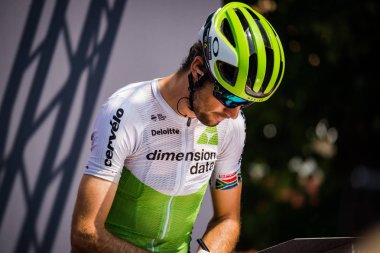 Abbiategrasso, İtalya 24 Mayıs 2018: Profesyonel bisikletçi İtalya 2018 Tur zor dağ aşamasında önce podyum imzalar hakkında.