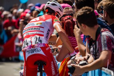 Abbiategrasso, İtalya 24 Mayıs 2018: Profesyonel bisikletçi mets hayranları daha önce İtalya 2018 Tur zor dağ aşaması.